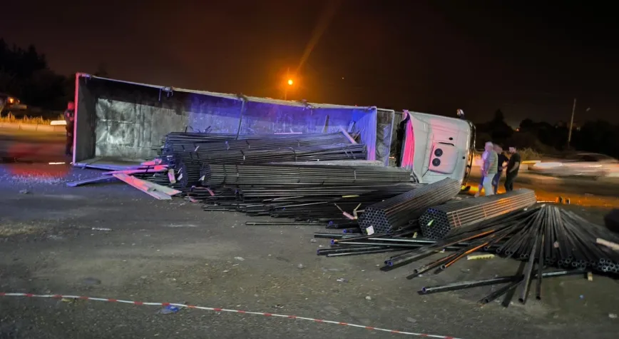 Dörtyol’da Demir Yüklü Tır Devrildi