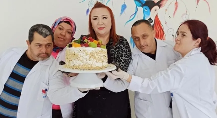 DOWN SENDROMLULARDAN YENİ YIL PASTASI