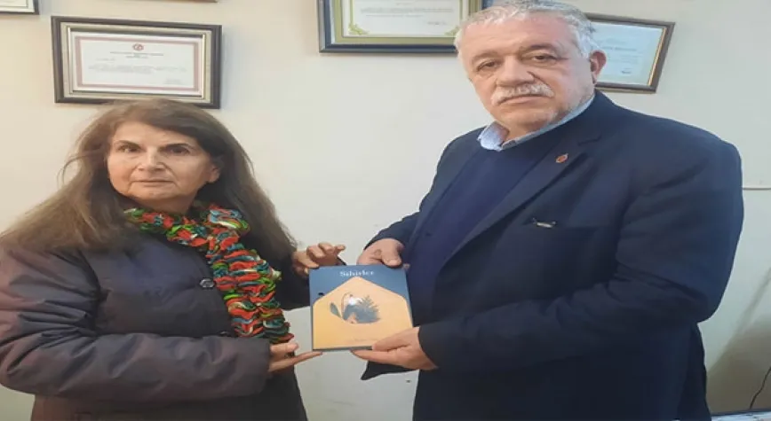 Duayen gazeteciye şiir kitabını hediye etti