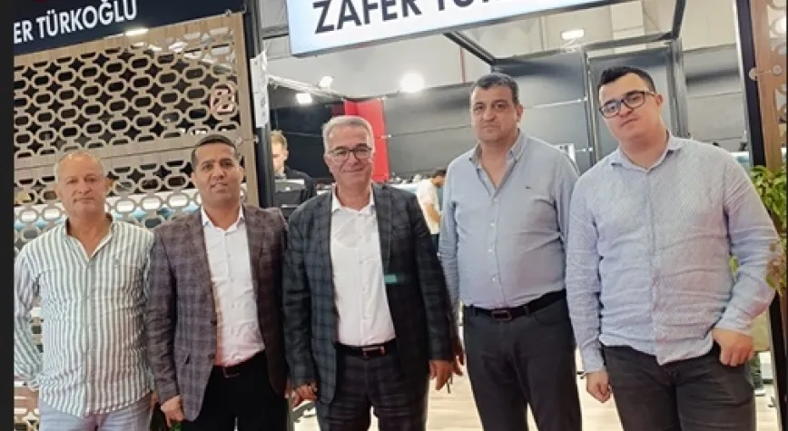 DÜNYANIN EN BÜYÜK AYAKKABISI FUARDA SERGİLENDİ