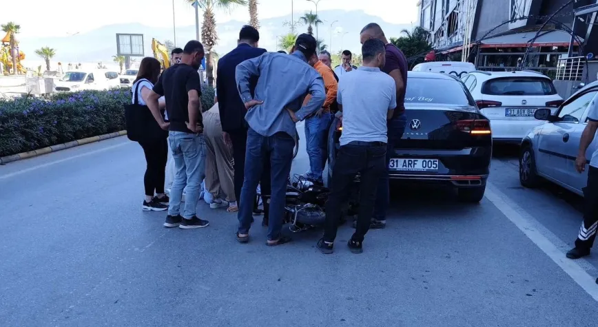 ELEKTRİKLİ BİSİKLET SÜRÜCÜSÜ PARK HALİNDEKİ ARACA ÇARPARAK YARALANDI