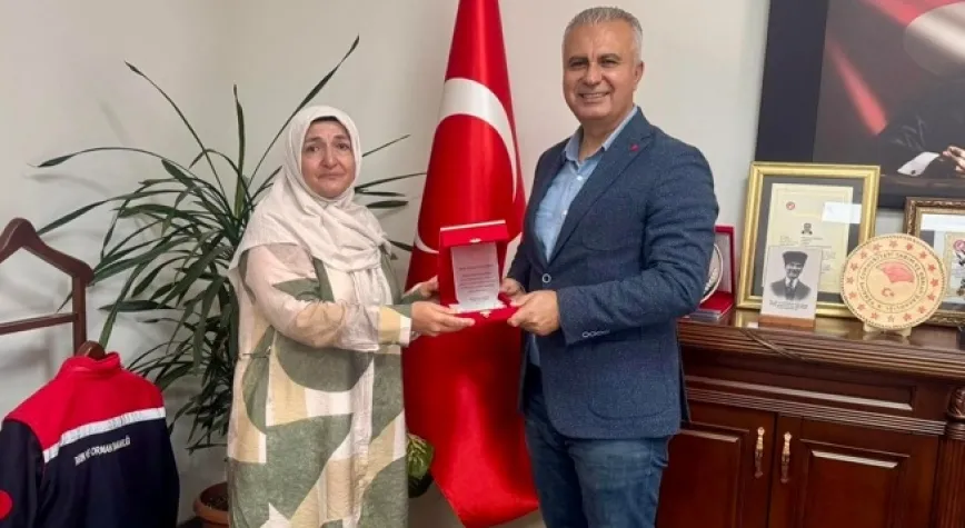 Emekli olan mühendise teşekkür plaketi
