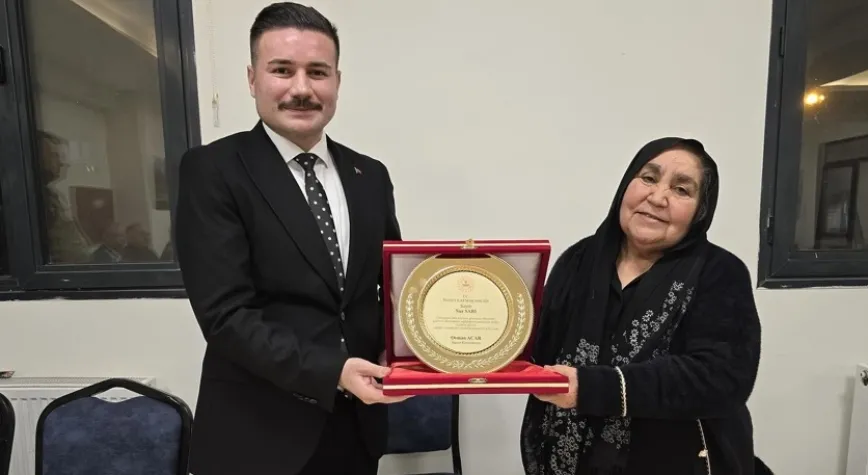 Emekli Olan Tapu Müdürüne Plaket