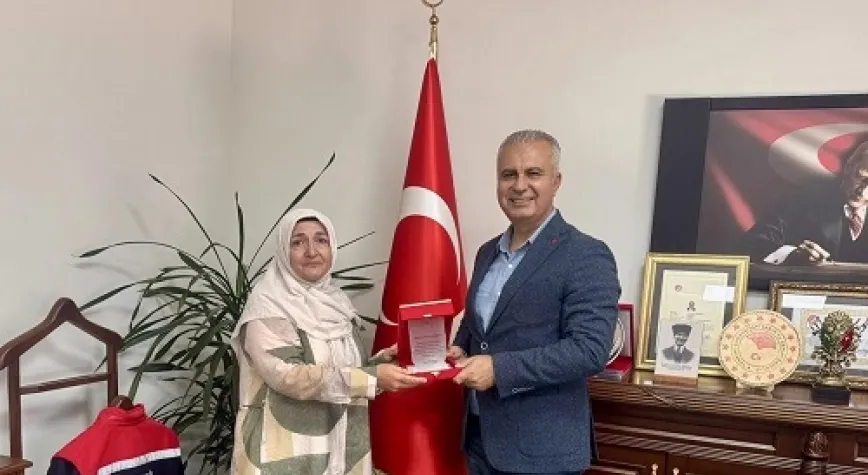 Emekliye Ayrılan Mühendise Plaket Verildi