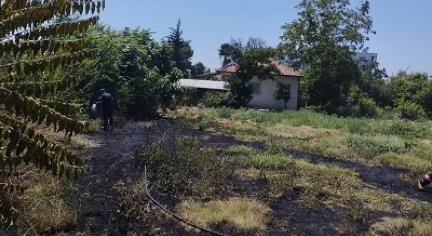 ERZİN’DE BAHÇE YANGININA İTFAİYE’DEN HIZLI MÜDAHALE