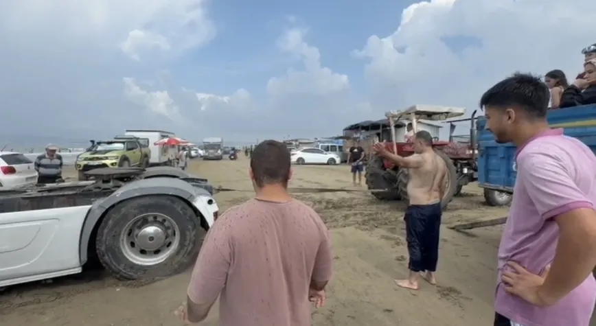 Erzin’de Kuma Gömülen Tırı İki Traktör Kurtardı