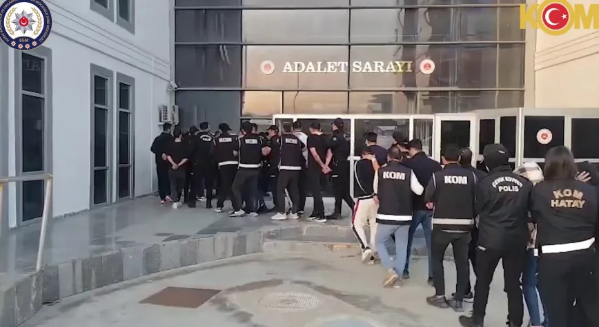 Esnafı sözde korumayla haraca bağlayan ve kadınlara zorla fuhuş yaptıran örgüt çökertildi