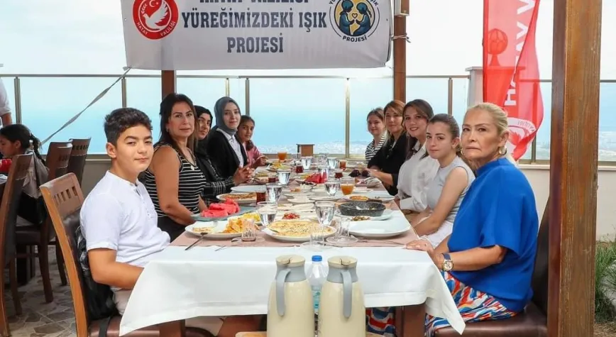 ESRA MASATLI, DEPREMZEDE ÇOCUKLARLA KAHVALTIDA BİR ARAYA GELDİ