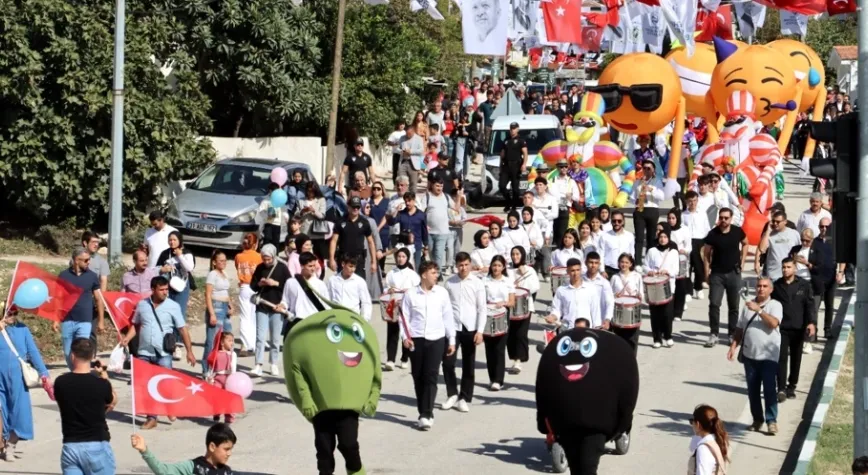 Festival Korteji Görsel Şölene Dönüştü