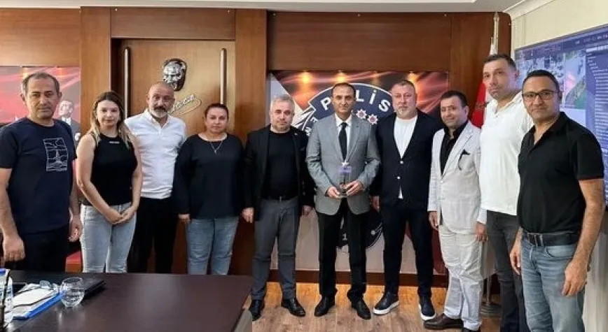GAZETECİLERDEN NEVZAT GÜNEŞ’E PLAKET