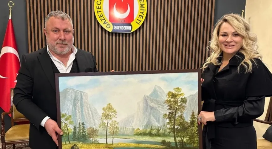 GAZETECİLERE TABLO HEDİYE ETTİ