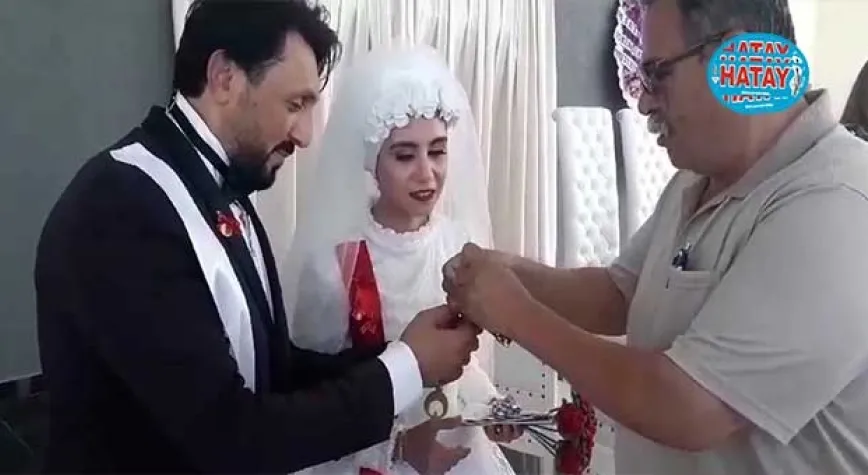 GELİNE AHŞAPTAN AY YILDIZLI KOLYE TAKTI