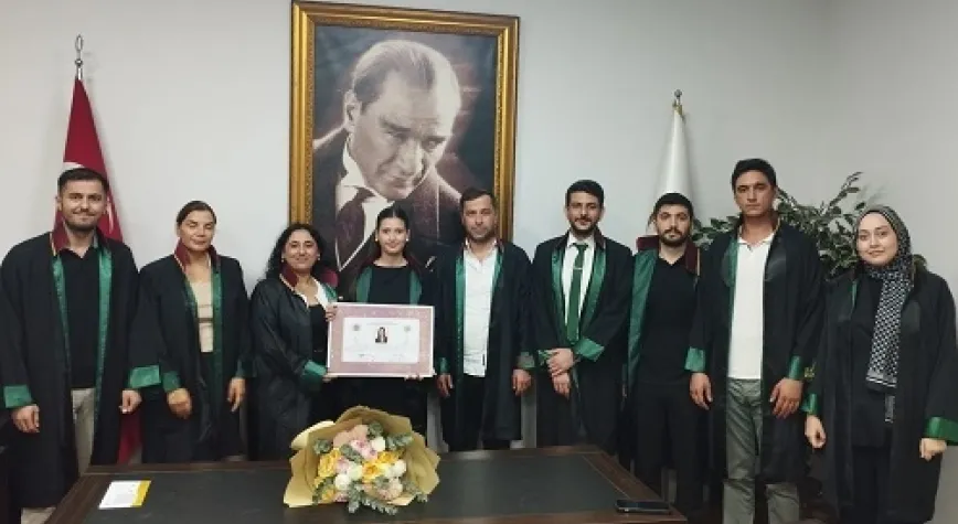 Genç Avukat Cebişli Cübbesini Giydi