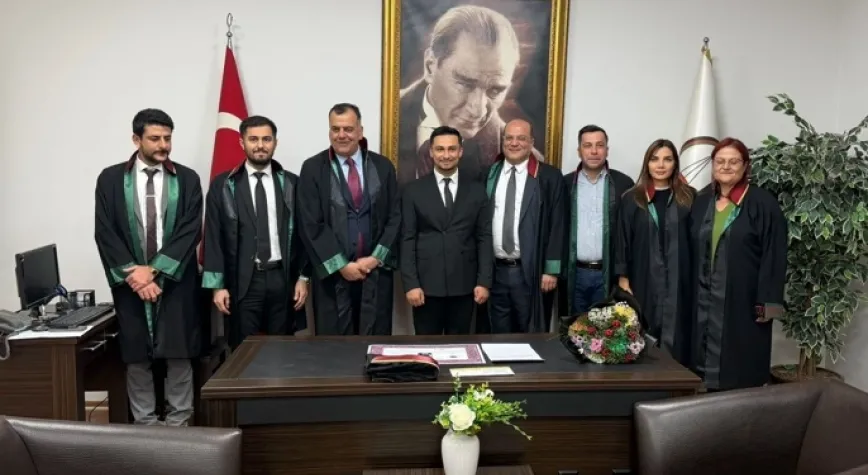 Genç Avukat Cübbesini Giydi