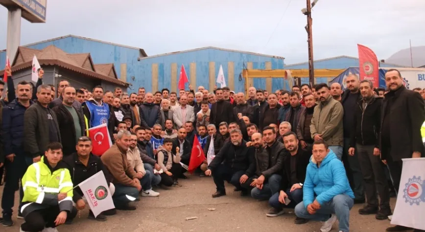 Grevdeki yolbulan işçileri karayolunu trafiğe kapattı