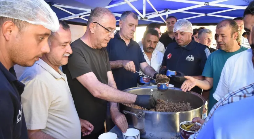 Habib-i Neccar Camii’nde Cuma Namazı Sonrası Vatandaşlara Mercimekli Aş İkramı