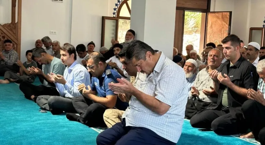 Hasar alan camilerde tadilat sürüyor
