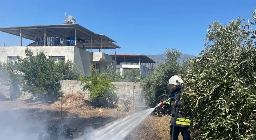 Hassa’da Bahçede Çıkan Yangın İtfaiyenin Müdahalesiyle Söndürüldü