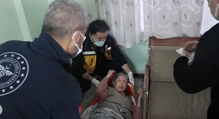 Hasta Yaşlı Kadına İtfaiye Balkondan Ulaştı!