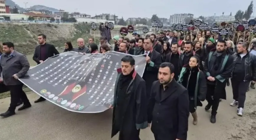 Hatay Barosu, depremde ölen meslektaşlarını sessiz yürüyüşle andı