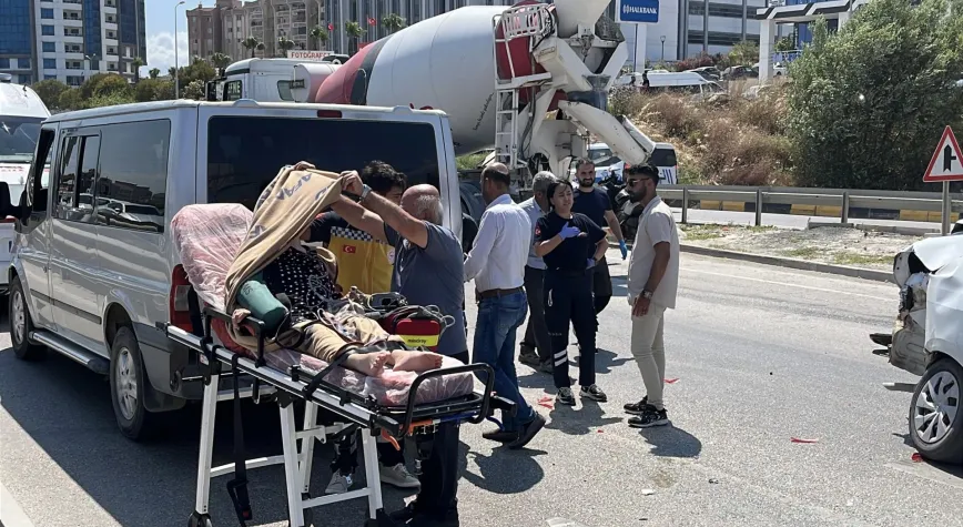 Hatay'da Ambulans Kazası: Hastaya Battaniyeyle Gölgelik Yaptılar