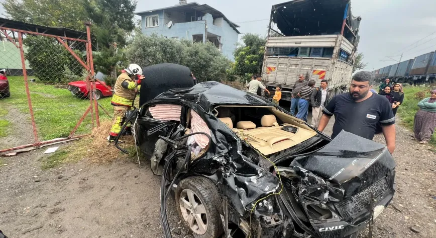 Hatay Dörtyol’da Yük Treni Otomobile Çarptı: 2 Ağır Yaralı