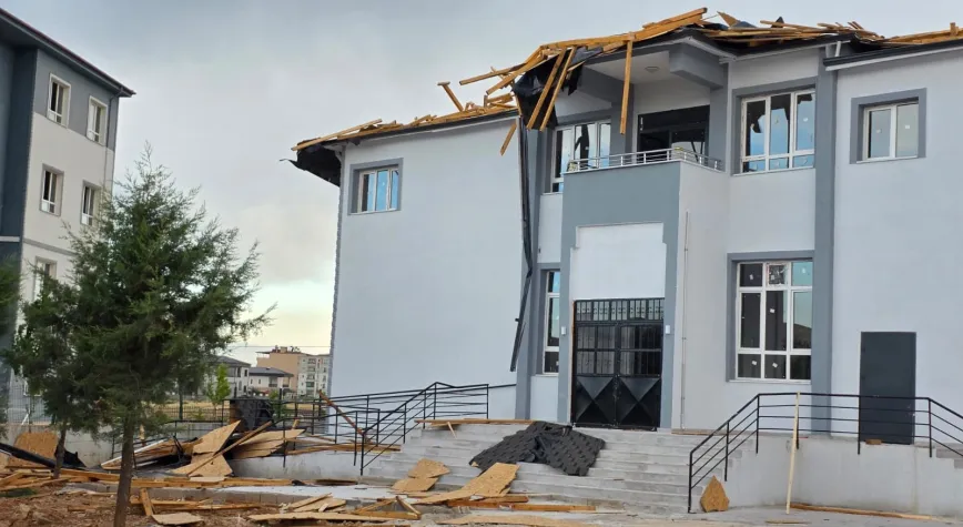 Hatay Hassa’da Fırtına Çatılar Uçurdu, Araçlar Zarar Gördü