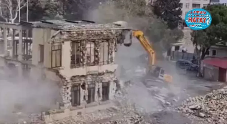 Hatay Valiliği binasının yıkımı gerçekleşti