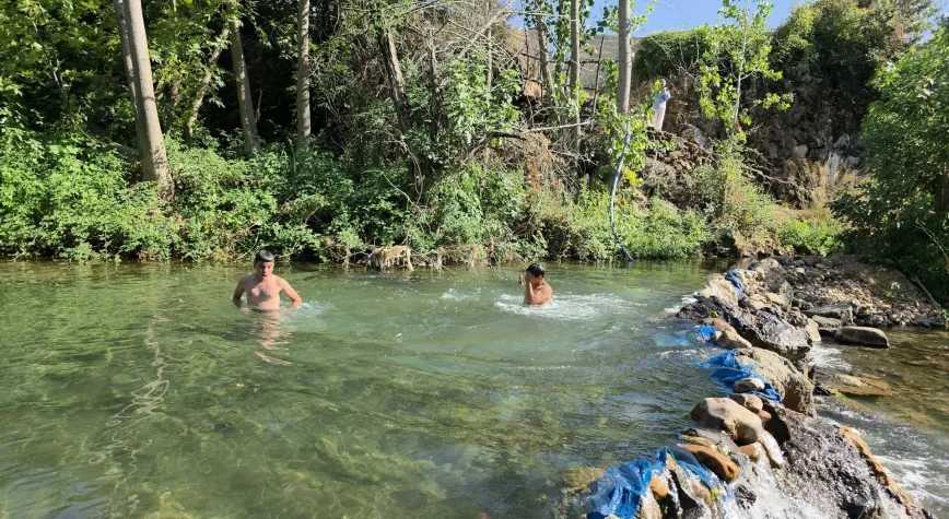 Hatay’da 40 Derece Sıcaklıkta Çocuklar Derede Serinledi