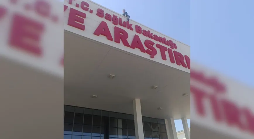Hatay’da Çatıya Çıkan Şahıs Karpuzla İkna Edildi