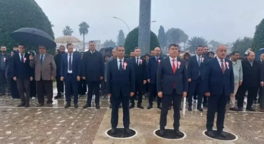 Hatay’da eğitimciler Atatürk Anıtı'na çelenk sundu