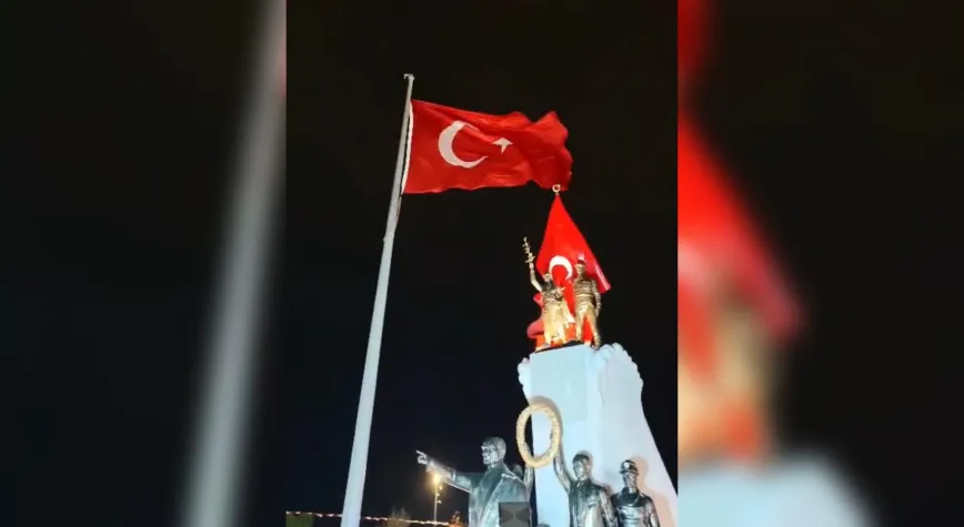 Hatay’da Fırtına Nedeniyle Bayraklar Geçici Olarak İndirildi