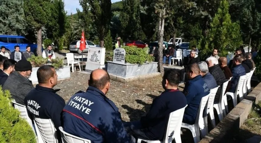 HATAY’DA GÖREV ŞEHİDİ İTFAİYE ERİ MEZARI BAŞINDA ANILDI