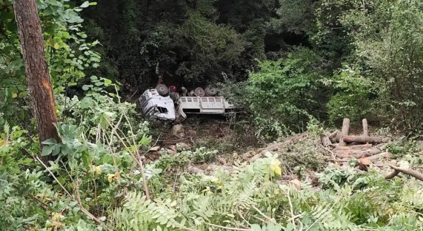 Hatay’da Kamyon Uçuruma Devrildi: 2 Yaralı