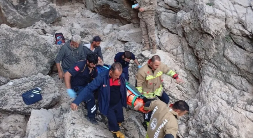 Hatay’da Kayalıklardan Düşen Balıkçı Yaralandı