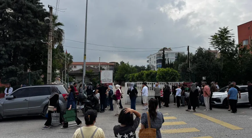 Hatay’da LGS Maratonu Başladı, Veliler Okul Önlerinde Bekliyor