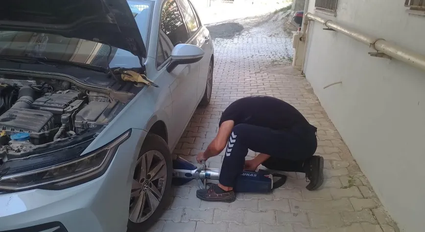 Reyhanlı'da Mahsur Kalan İki Kedi Kurtarıldı