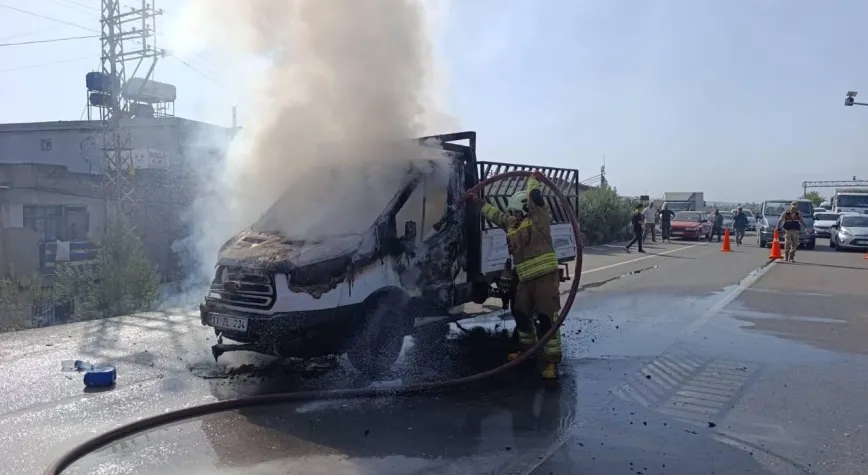 Hatay’da Seyir Halindeki Kamyonet Alev Aldı