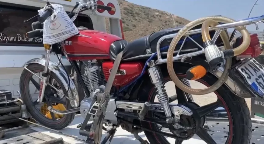 Hatay’da Tırın Çarptığı Motosiklette 3 Kişi Yaralandı