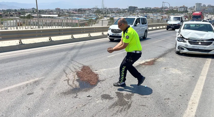 Hatay’da Trafik Polisi Yağlı Yola Avuçlarıyla Kum Taşıdı