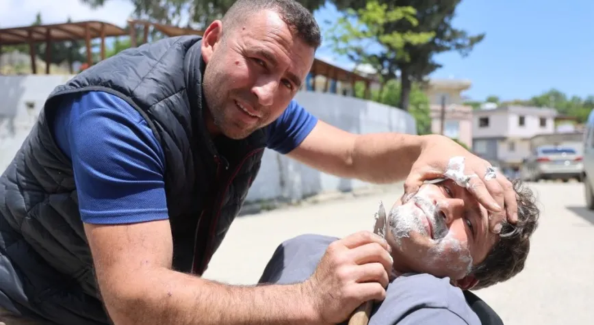 Hatay’da Bıçak Ustasından İlginç Tanıtım: Bıçakla Tıraş Ediyor