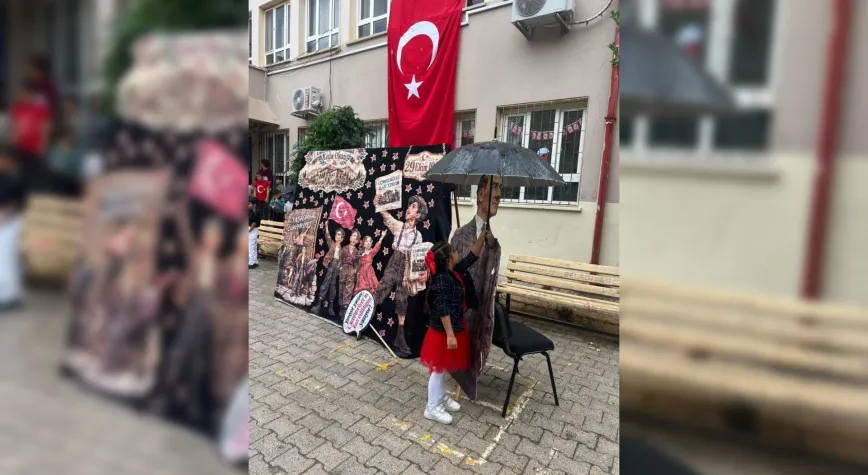 Hatay’da Yağmura Rağmen Atatürk’e Şemsiye Tuttu