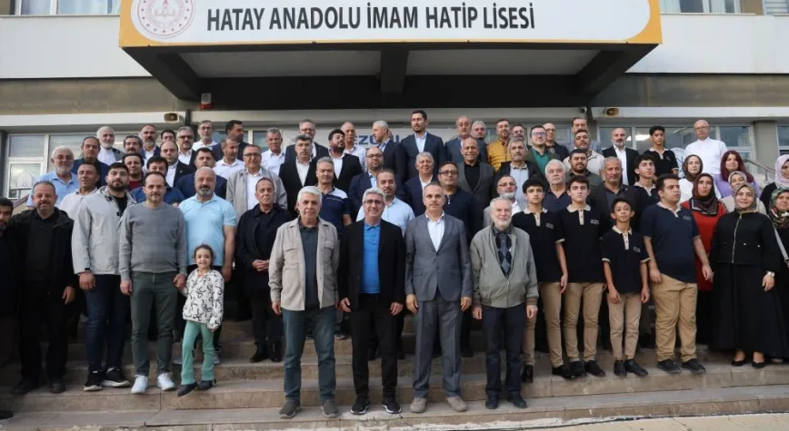 Hatay’da Yıllar Sonra Buluşan Mezunlar Duygusal Anlar Yaşadı