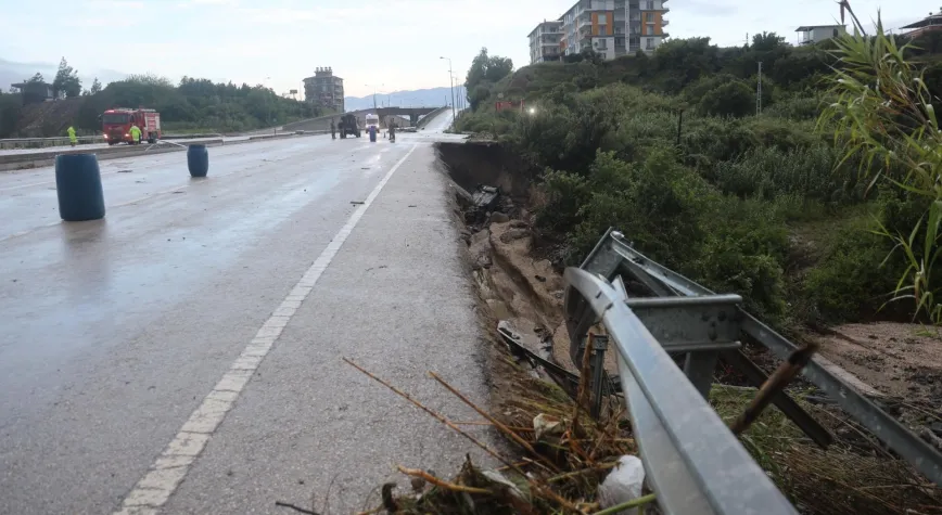 Hatay’da Yol Çöktü: Otomobil Enkaz Altında Kaldı, Sürücü Hayatını Kaybetti
