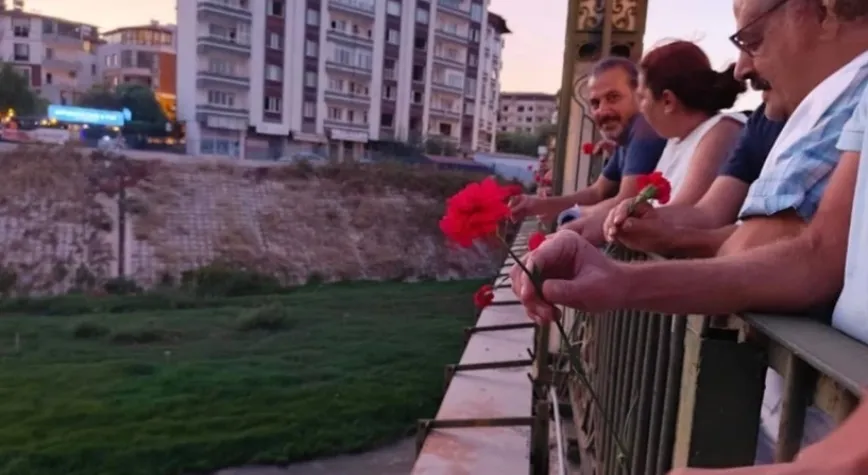 HAYATINI KAYBEDENLERİN ANISINA ASİ NEHRİ’NE KARANFİL BIRAKILDI