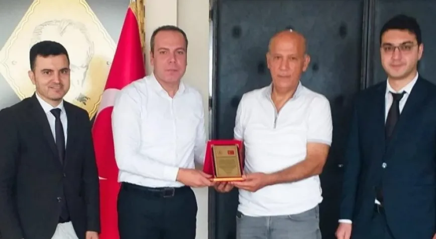 Hayırseverlere Plaket Verildi