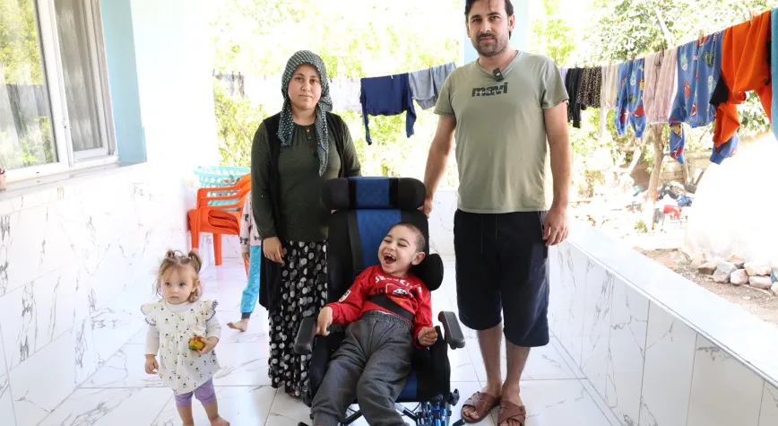 HBB’den Hassa’da Engelli Çocuğa Tekerlekli Sandalye Desteği