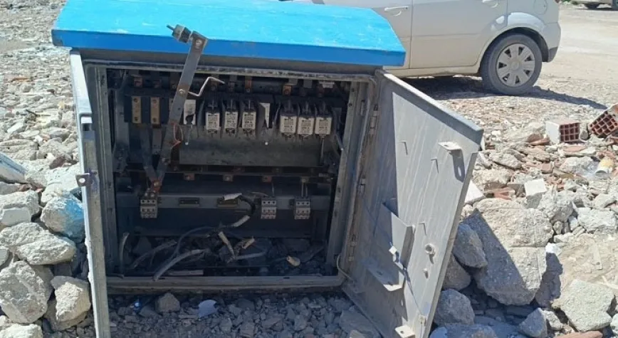Hırsızlar Mahallenin Elektriğini Kesip, Trafonun Kablolarını Çaldı!