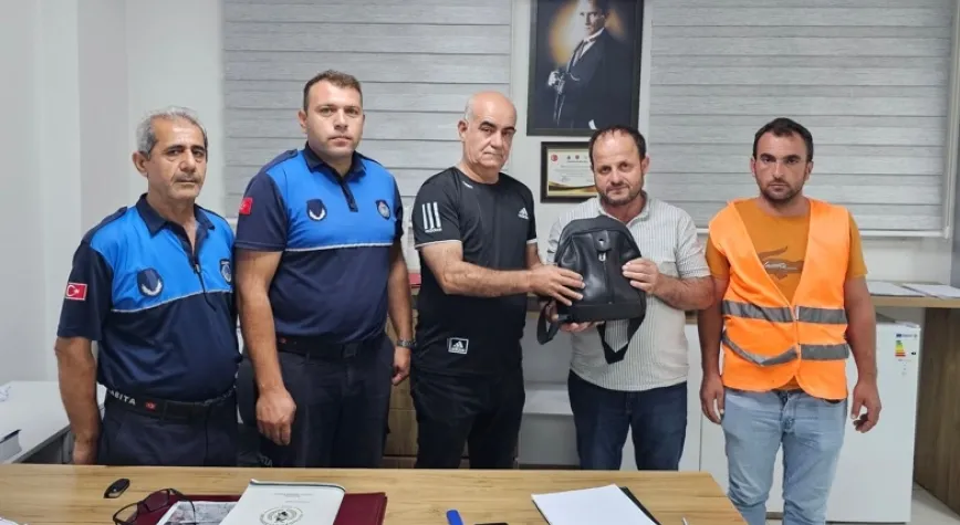 İçi altın ve para dolu çantayı sahibine teslim etti