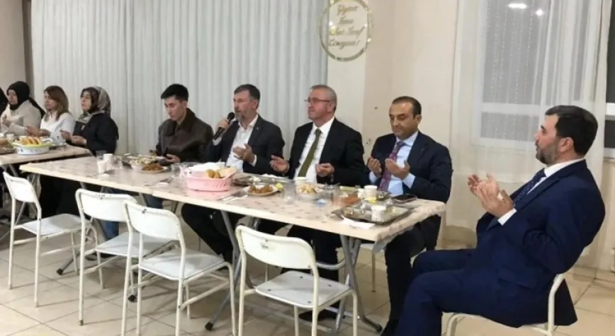 İl Müftüsü Mevlüt Topçu ve Protokol Üyeleri Hafız Öğrencilerle İftar Yaptı